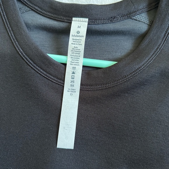NWT Lululemon Men’s Concurrent SS Reversible Shirt Size Medium Black/Dark Gray. - Picture 3 of 5